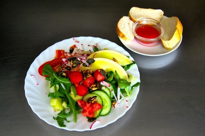 Bunter Salat mit Himbeer-Dressing