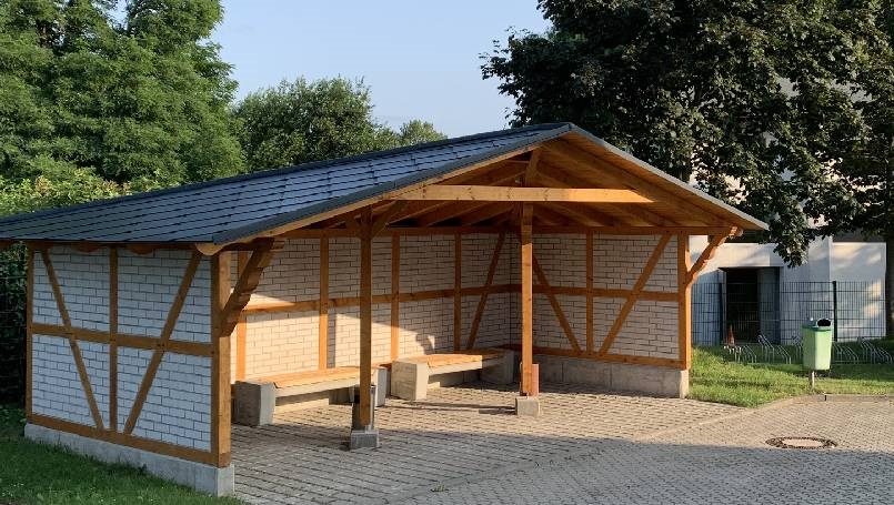 Raucher-Carport erneuert 2019  Im Jahr 2019 wurde der Raucher-Carport erneuert