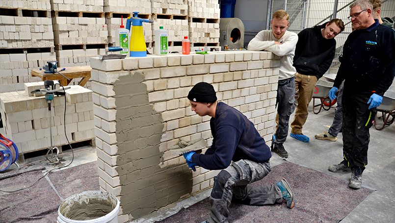 Bild 04 | Fachseminar KÖSTER BAUCHEMIE AG am 03.12.2025 abc Bau M-V GmbH Vorbereitung des Untergrundes mit entsprechender Grundierung und Sperrmörtel WU von KÖSTER