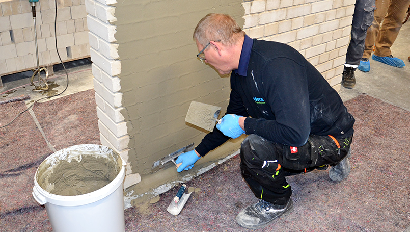 Bild 05 | Fachseminar KÖSTER BAUCHEMIE AG am 03.12.2025 abc Bau M-V GmbH Vorbereitung des Untergrundes mit entsprechender Grundierung und Sperrmörtel WU von KÖSTER