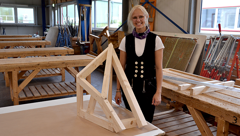German Craft Skills 2025 – Emilia Lörke mit ihrem Werkstück in der Zimmerei