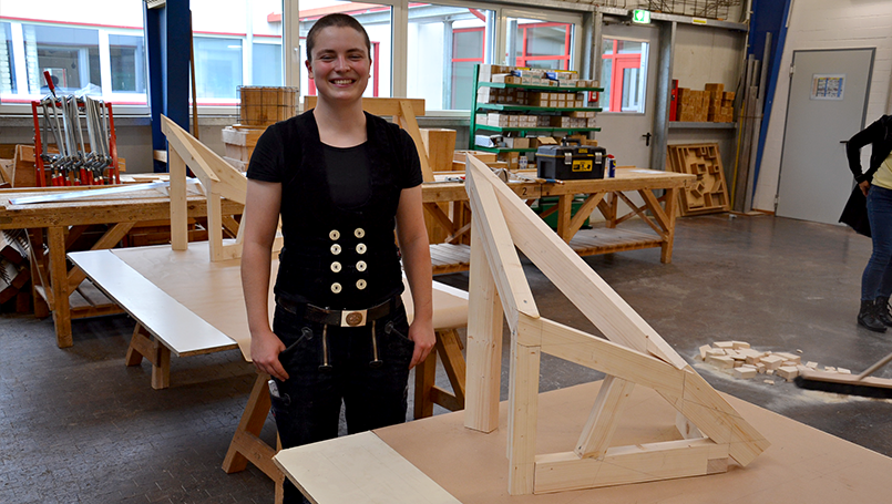 German Craft Skills 2025 – Ronja Krebs mit ihrem Werkstück in der Zimmerei