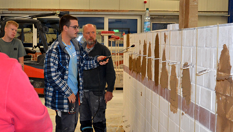 Auszubildende an der Übungswand