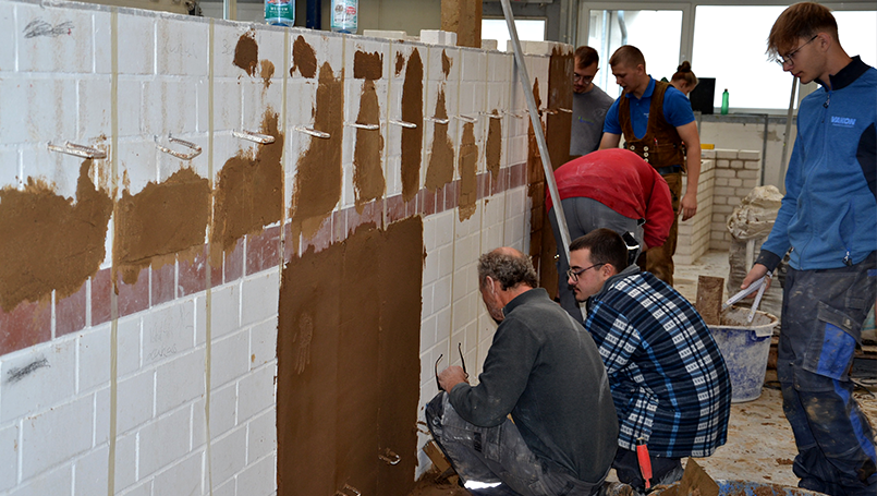 Auszubildende an der Übungswand