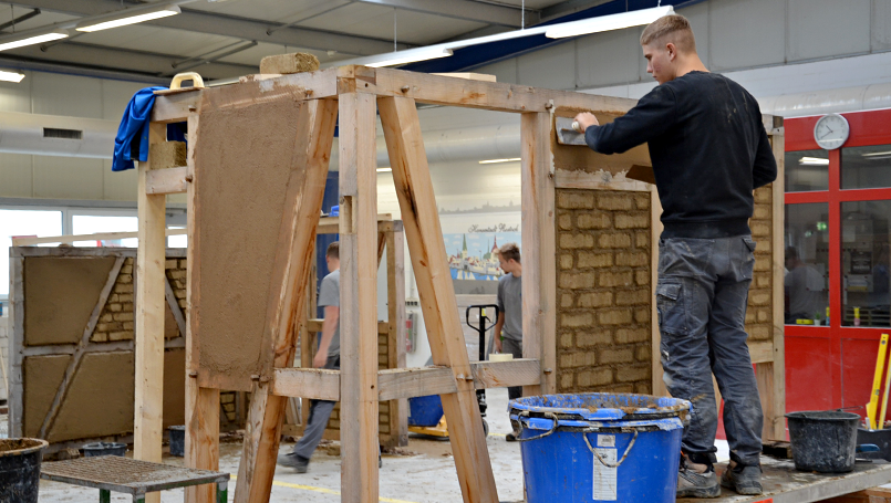 Fachwerk ausfachen – das Verputzen beginnt