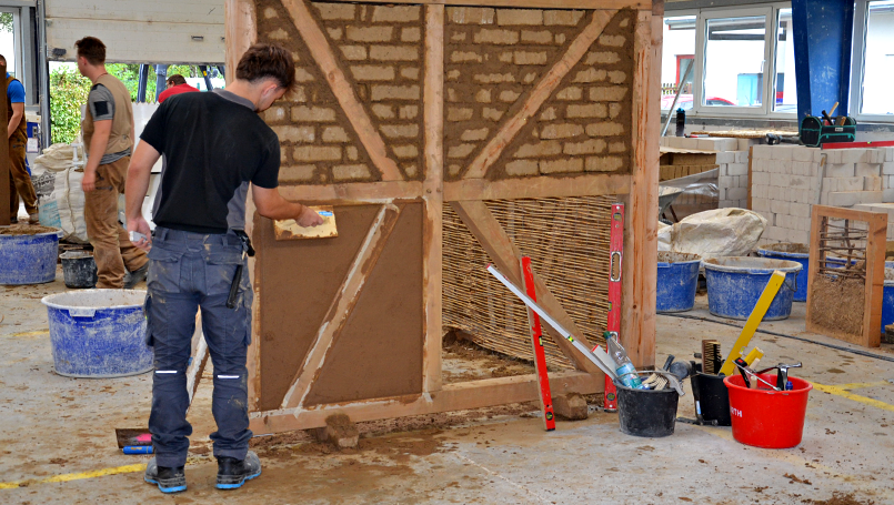 Fachwerk ausfachen – das Verputzen beginnt
