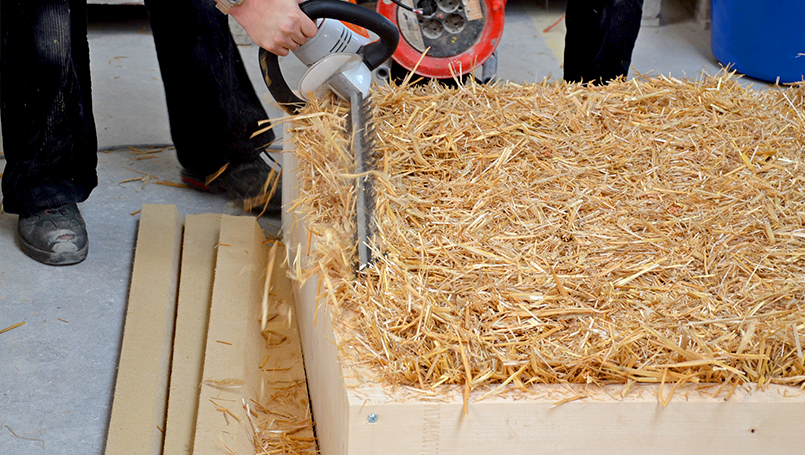 Glätten des überstehenden Strohs mit der Heckenschere