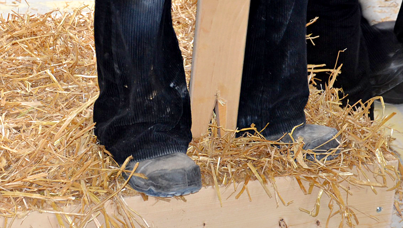 Das Stroh muss gut festgestampft werden