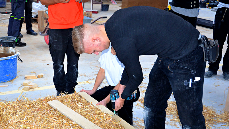 Verschrauben des Rahmens