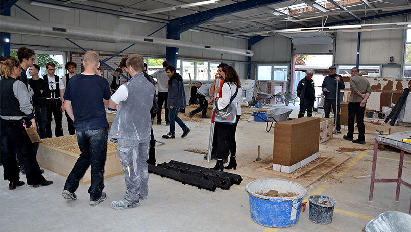 Besucher des Aktiv-Workshops in der Maurerhalle