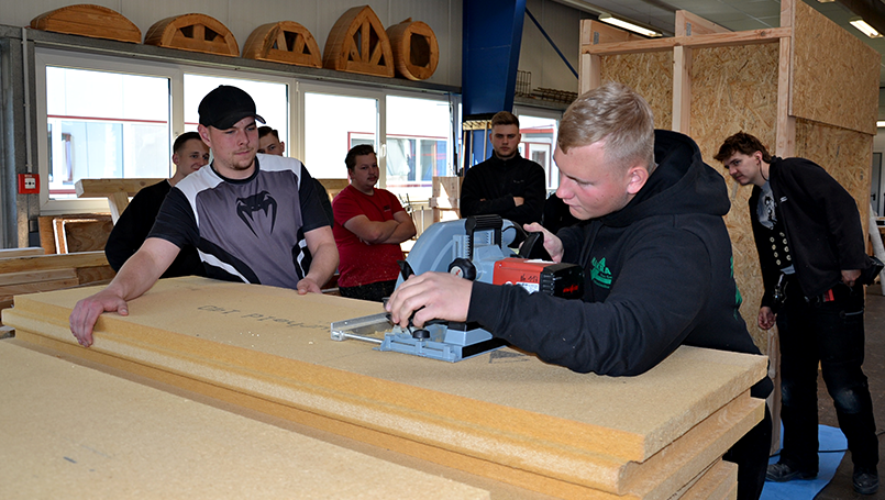 Sägen der druckfesten, hydrophobierten Dämmplatten