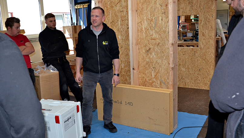 Anbringen der druckfesten Dämmplatten an die Übungskonstruktion