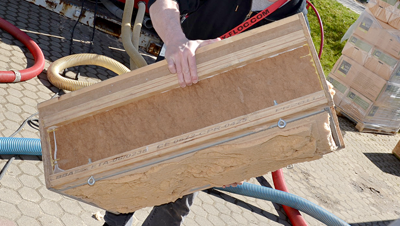 Die Naturheld FLOW Einblasdämmung sitzt fest im Vorführmodell