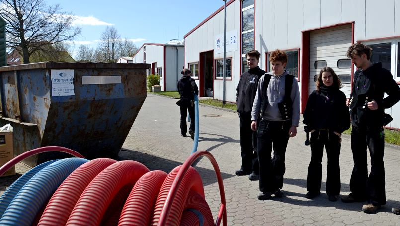 Ausbringen des Gebläseschlauches zum Arbeitsort