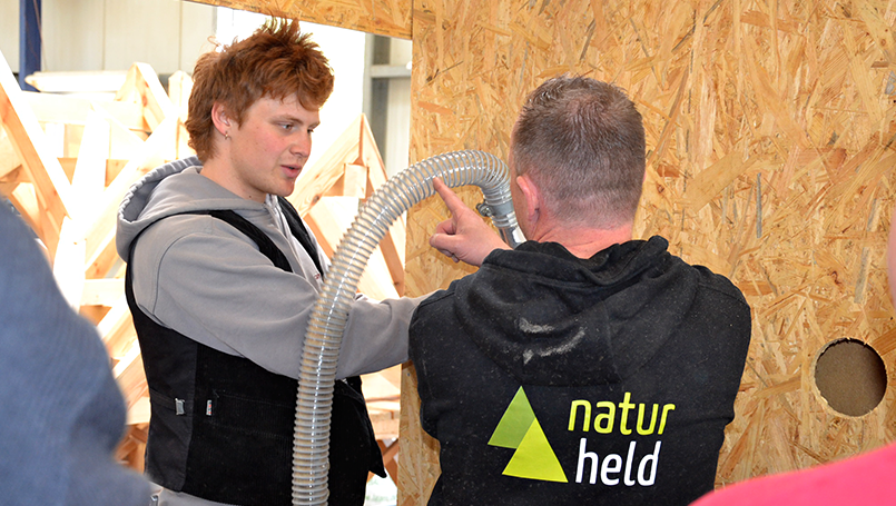 Einblasen der Naturheld FLOW Einblasdämmung in die Übungskonstruktion