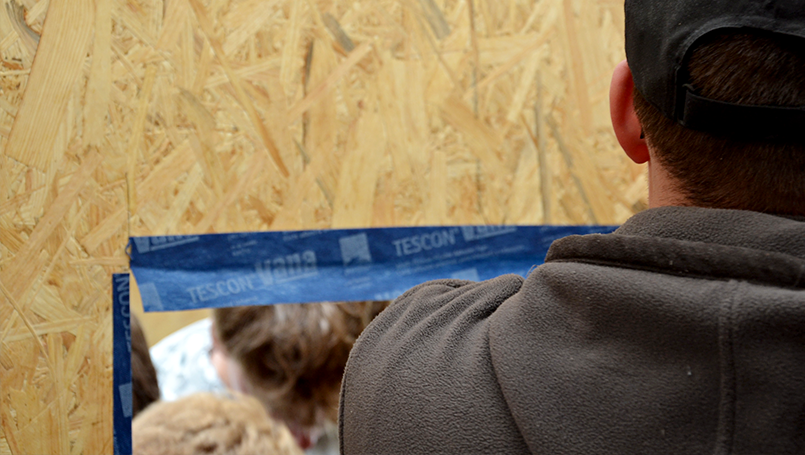 Abdichten des Fenster-Ausschnittes mit TESCON-Band