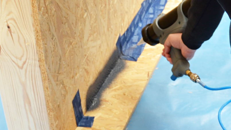 Abdichten von Nahtstellen mit der sprüh- und streichbaren Luftdichtung AEROSANA VISCONN FIBRE als Alternative zum TESCON-Band – Abdichtung erfolgreich durchgeführt!