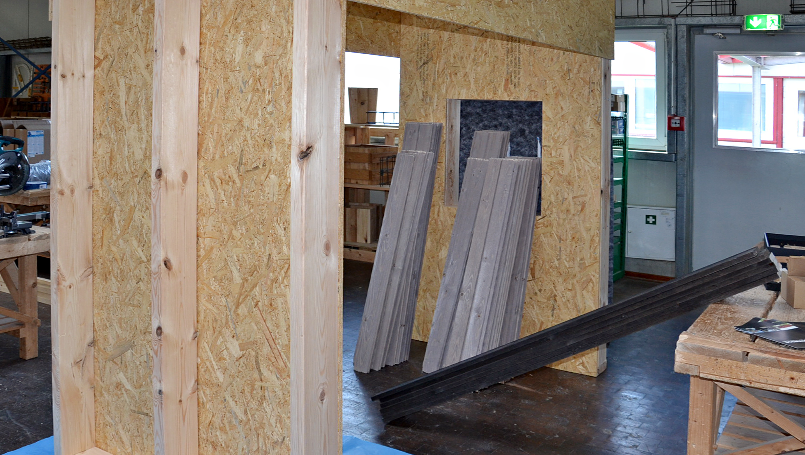 Superwood Fassadenbretter bereit zur Montage an der Übungskonstruktion