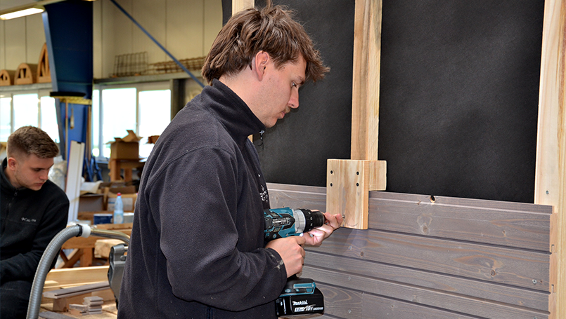 Befestigung der Superwood Fassadenbretter mit Hilfe einer Bohrschablone