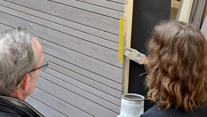 Streichen der Schneidkanten der Superwood Fassadenbretter – fertig!