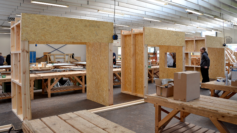 Von Auszubildenden im Zimmererhandwerk angefertigte Übungskonstruktionen