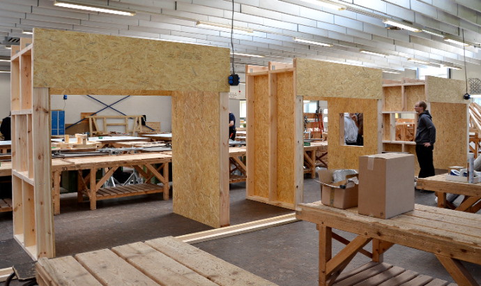 Von Auszubildenden im Zimmererhandwerk angefertigte Übungskonstruktionen