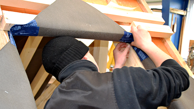 Fachgerechter Einbau von VELUX-Dachfenstern – Verkleben von TESCON-Band