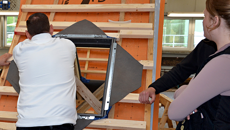 Fachgerechter Einbau von VELUX-Dachfenstern – Einbau der Rahmen-Halterung