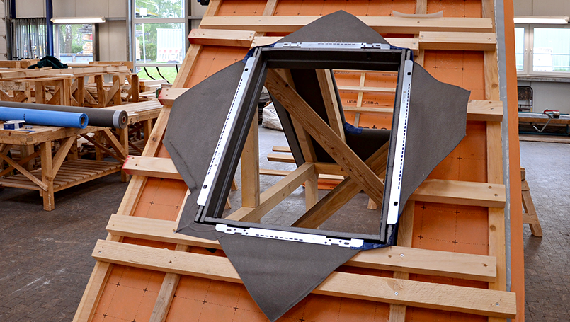 Fachgerechter Einbau von VELUX-Dachfenstern – Eingesetzte Rahmen-Halterung