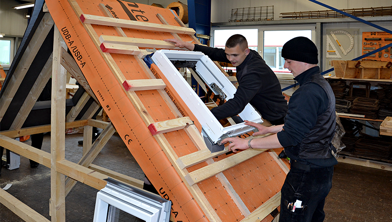 Fachgerechter Einbau von VELUX-Dachfenstern – Einsetzen des Fensters