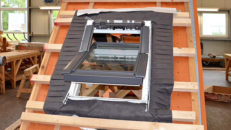 Fachgerechter Einbau von VELUX-Dachfenstern – Eingesetztes Fenster mit Dichtungsschürze