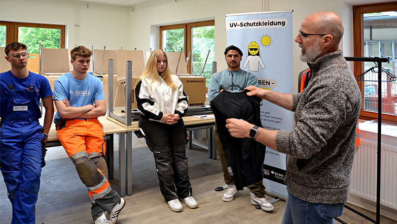 Bild 11 | BG Bau UV-Schutz-Tag 2026 abc Bau M-V GmbH BG Bau UV-Schutz-Tag 2026 – Präsentation von UV-Schutzkleidung