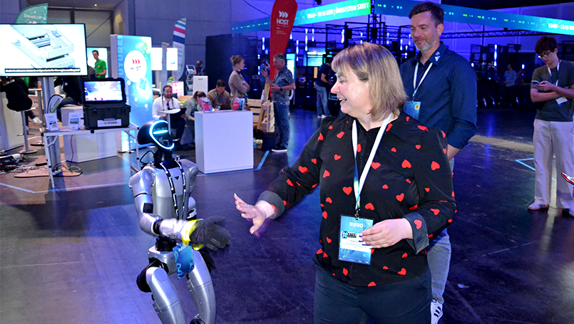 BAUCampus-MV auf der NØRD 2026 – KI-Roboter low five