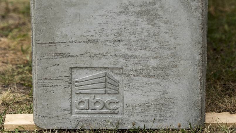 Logo abc Bau in Stein gemeißelt