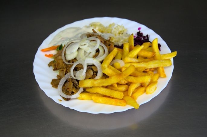 Gyros-Teller mit Pommes und Krautsalat