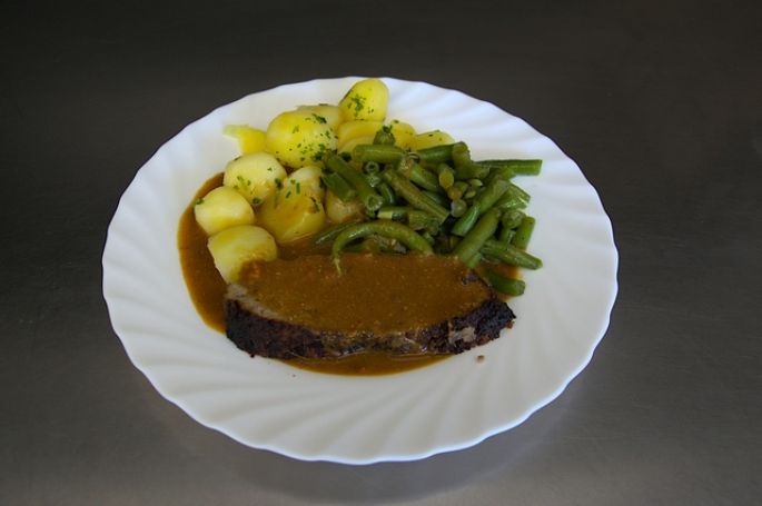 Hackbraten mit grünen Bohnen und Kartoffeln