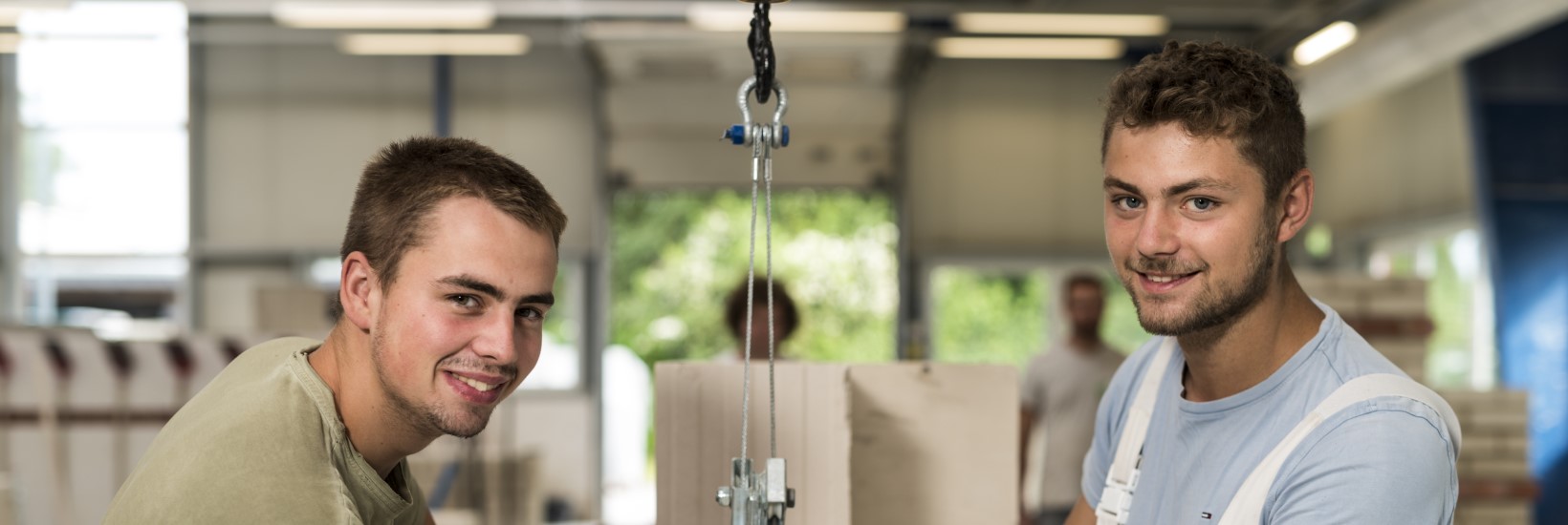 Zwei männliche Auszubildende in der Werkstatt