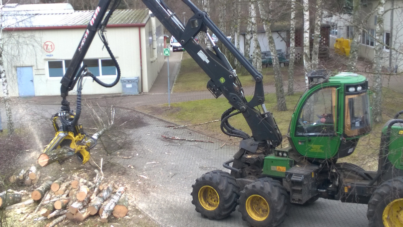 Holzerntemaschine Harvester im Einsatz für den Neubau des Internats 2017