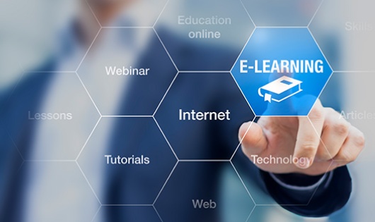 Mann drückt digitale Schaltfläche E-Learning