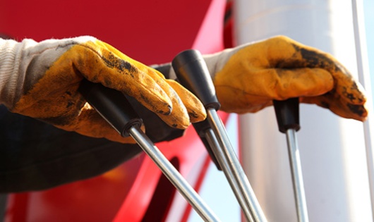 Baumaschinenführer bedient Hebel